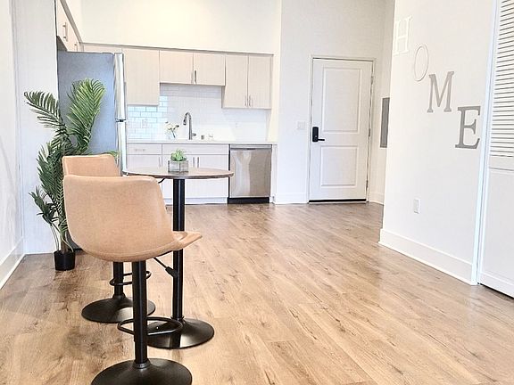 5th image of 4055 Oakwood Ave #505