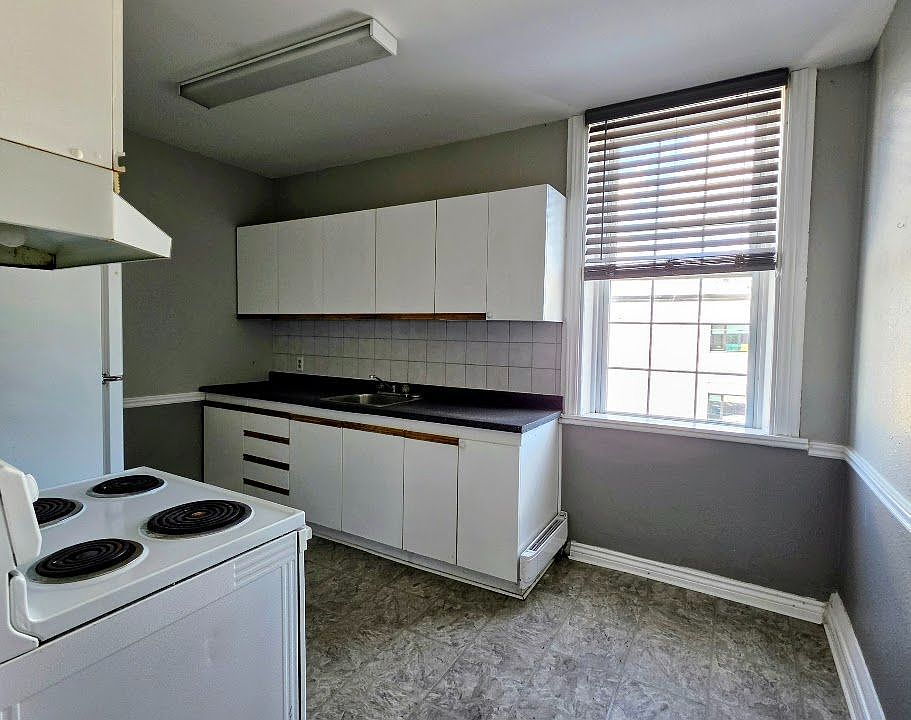 1st image of 47 William St N #4