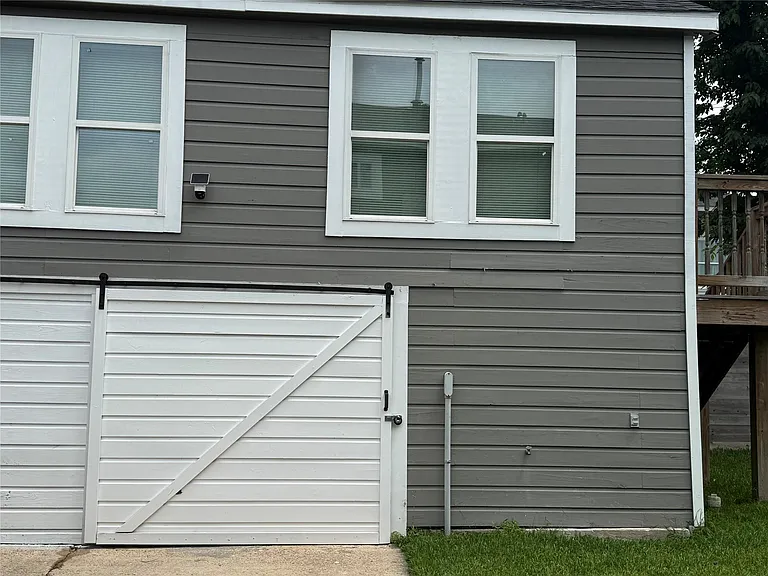 515 Caplin St — Photo 2