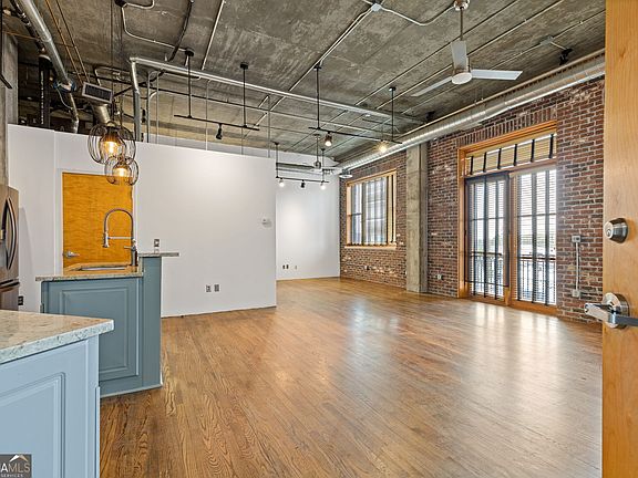 3rd image of 3235 Roswell Rd NE Unit 818