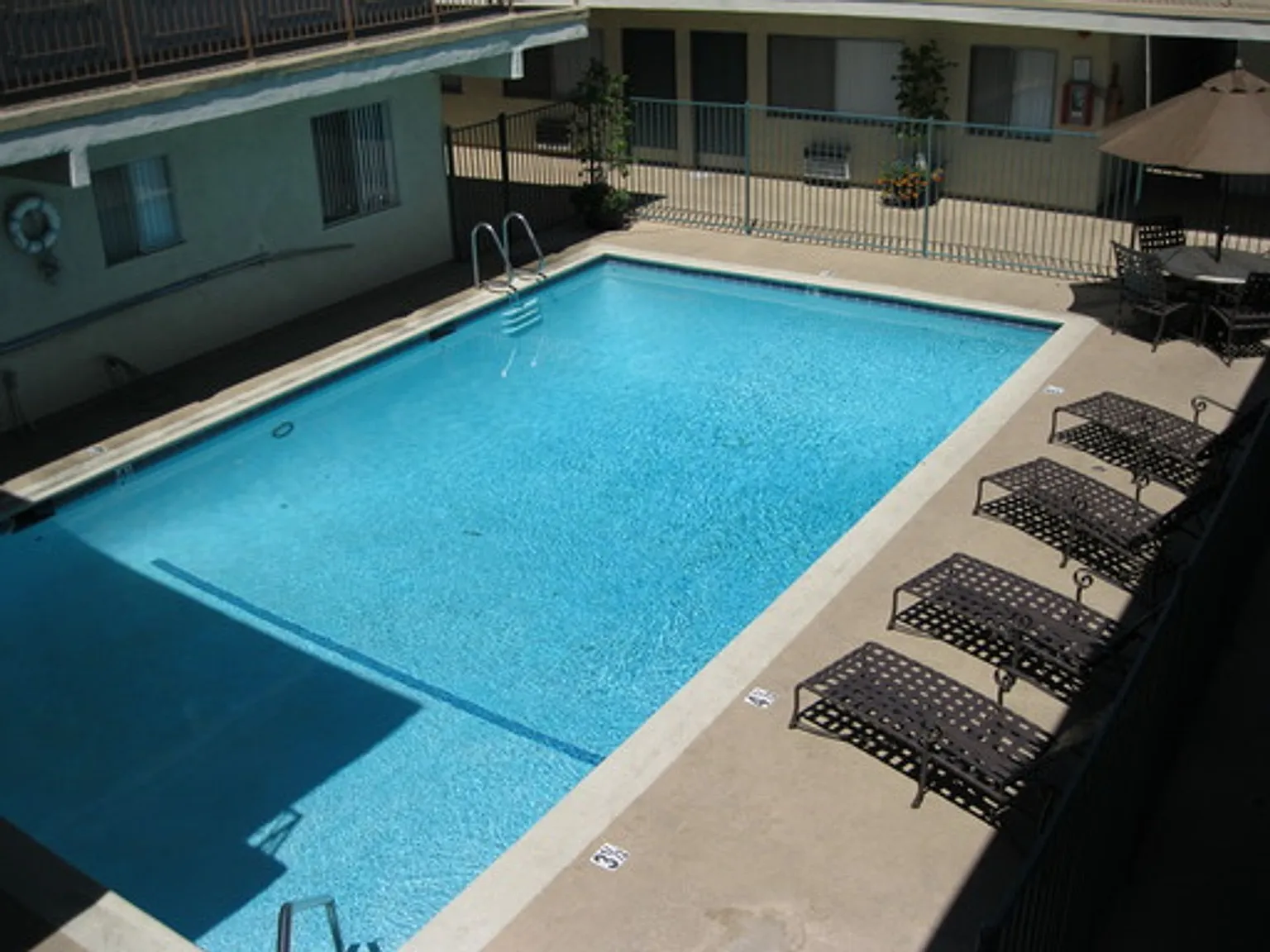 Palm Royal Apartments — Photo 4