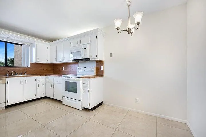 7770 Tahiti Ln #405 — Photo 5