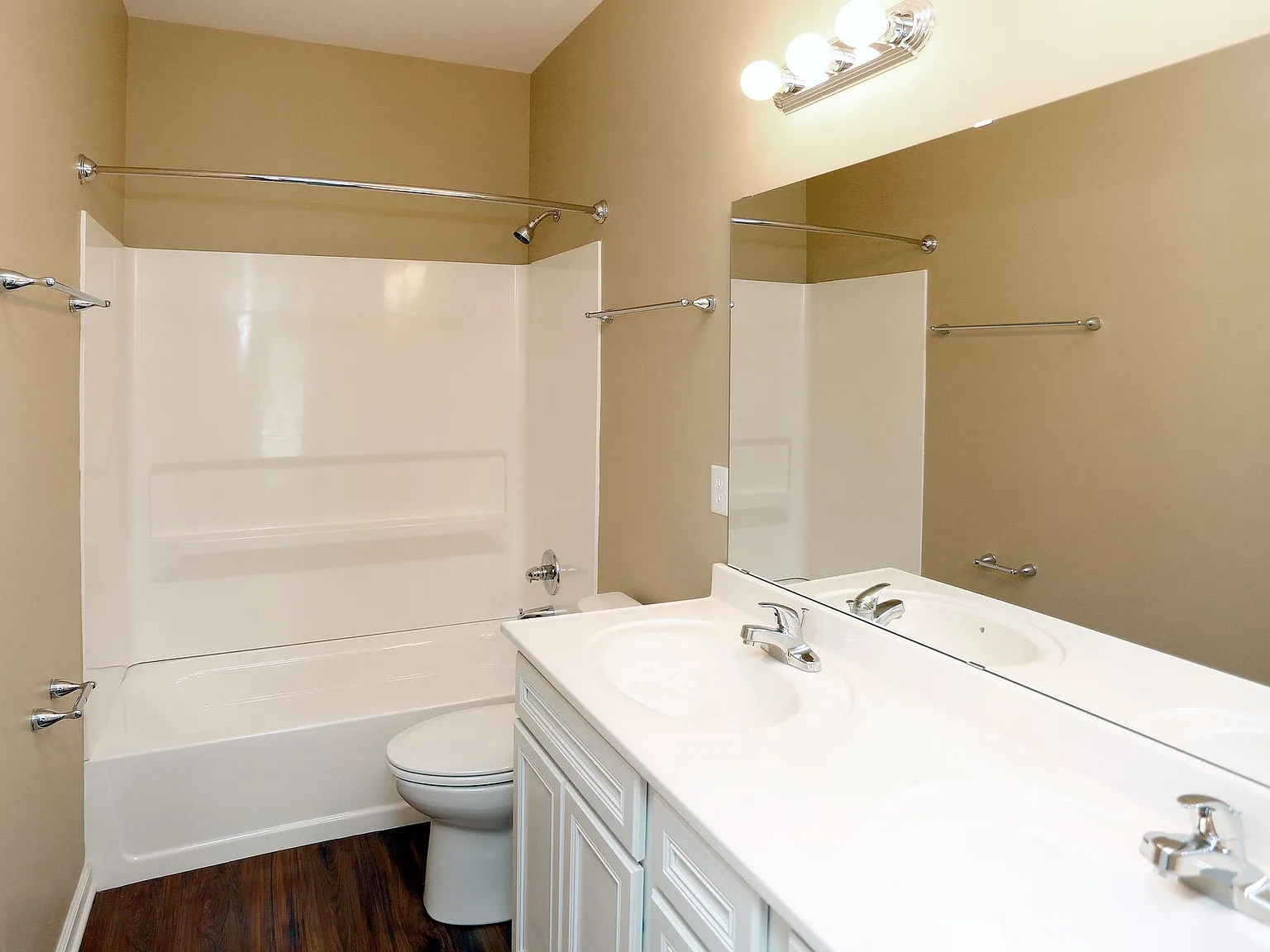 Mansion Row - Where Historic Charm Meets Modern Convenience! — Photo 2