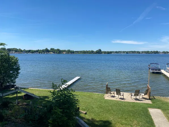 611 E Shore Dr, Whitmore Lake, MI 48189