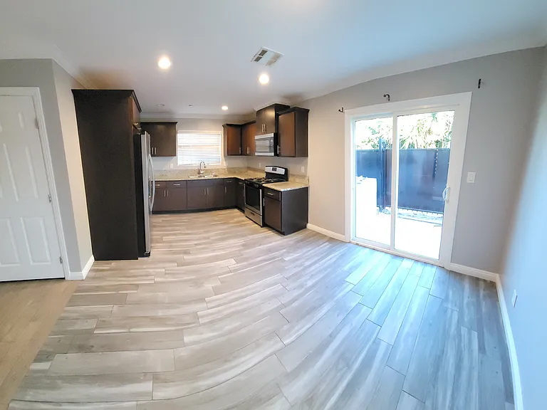 2611 E Oris St #1/2 — Photo 2