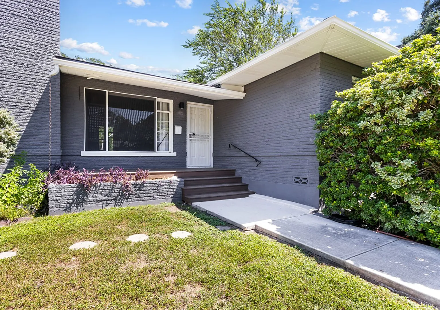 3 Bedrooms, 2 Bathrooms located in Jefferson Terrace Subdivision — Photo 2
