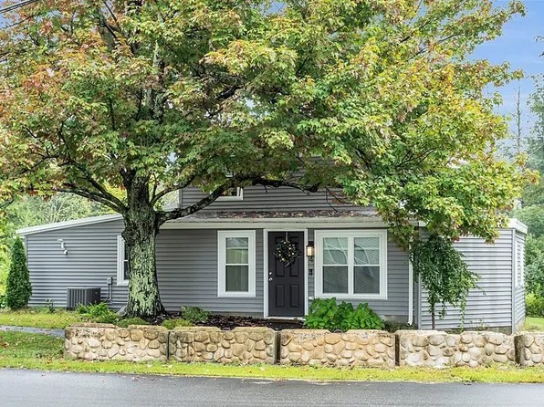 4 Townsend Harbor Rd, Lunenburg, MA 01462