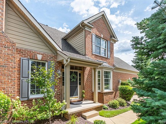4th image of 45042 Broadmoor Cir S