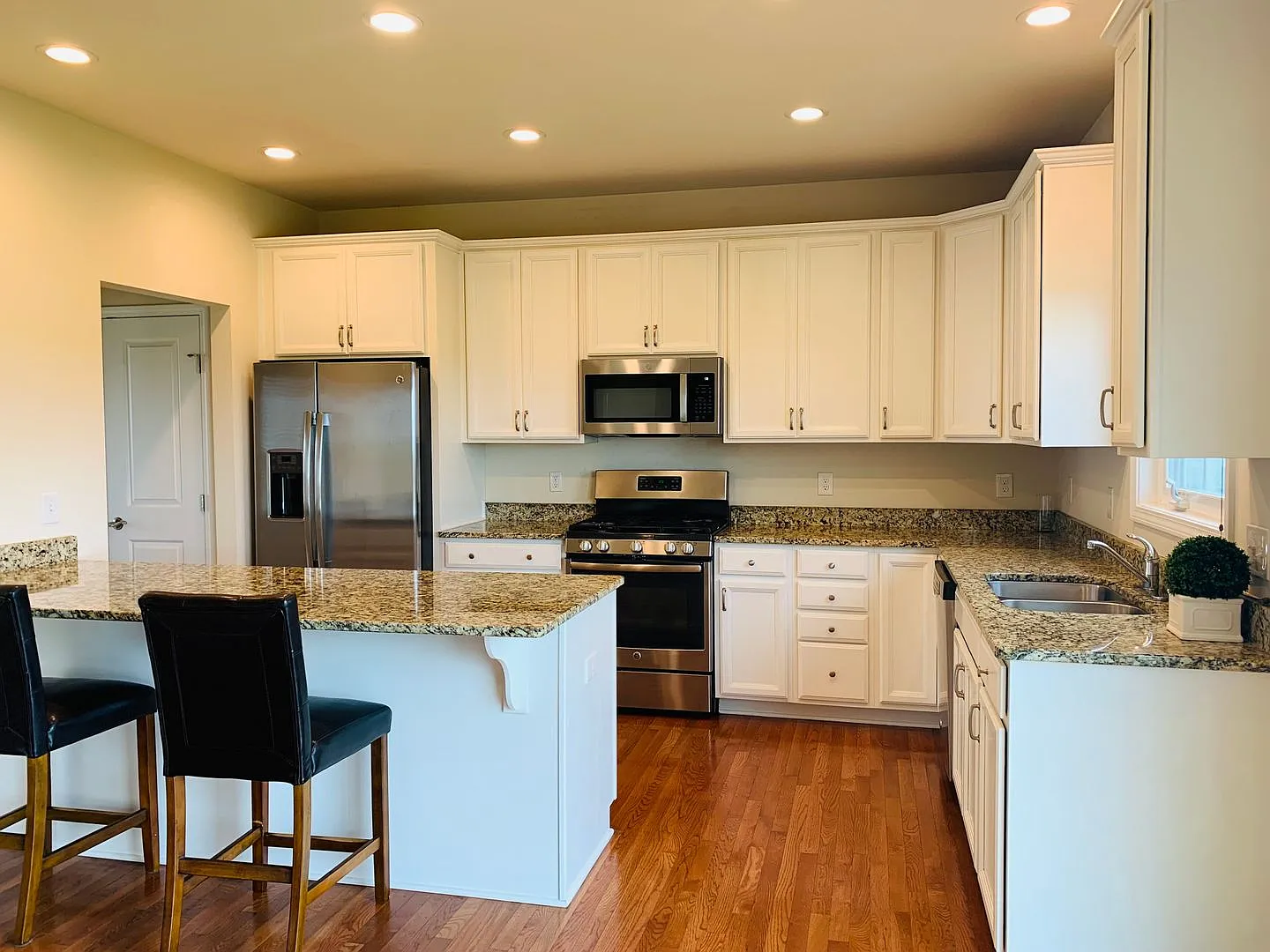 4 Bedroom, 2.5 Bath House — Photo 4