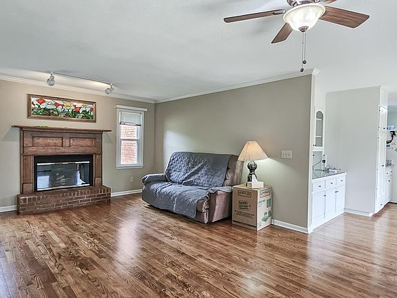 3rd image of 10025 Willow Cove Rd SE