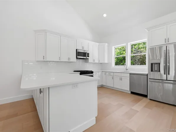19 Montauk Highway #7, Westhampton, NY 11977