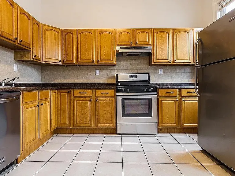 888 Summit Ave #2 — Photo 2