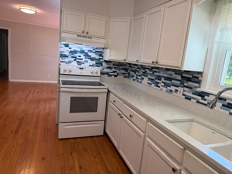 4001 Laurel Dr NW — Photo 3