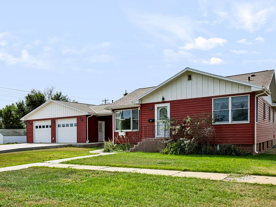 1st image of 821 3rd St SE