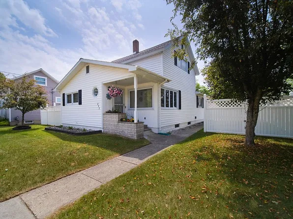 253 7th St, Manistee, MI 49660