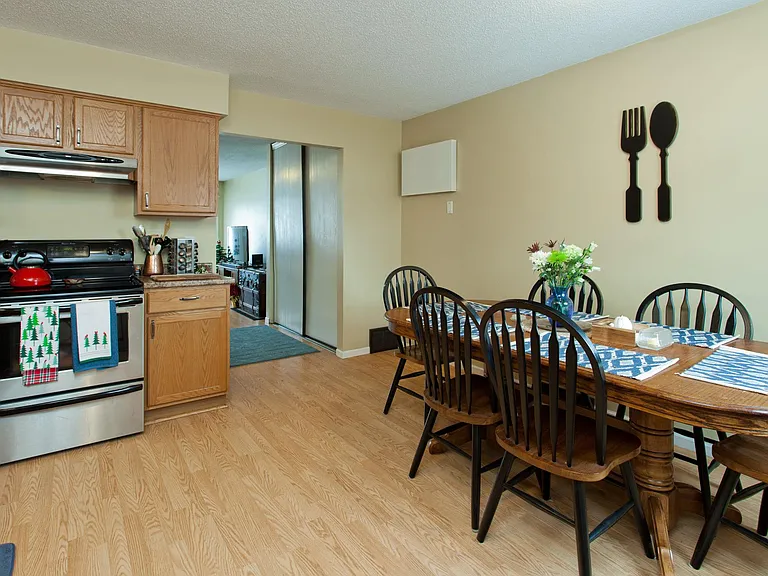 831 Weeks Ave SE — Photo 2