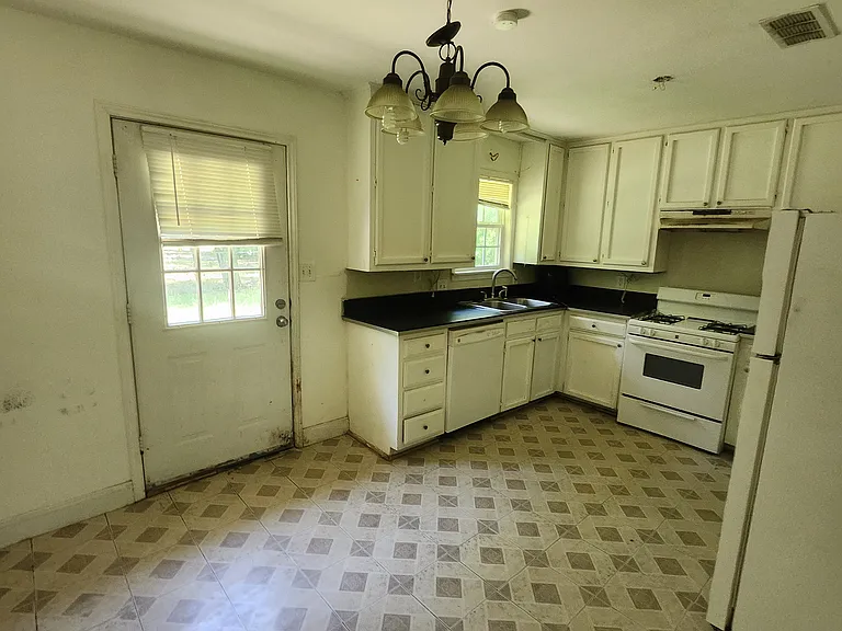 408 E Division St — Photo 3
