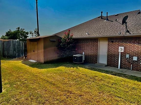 2nd image of 1002 E Mahar Dr