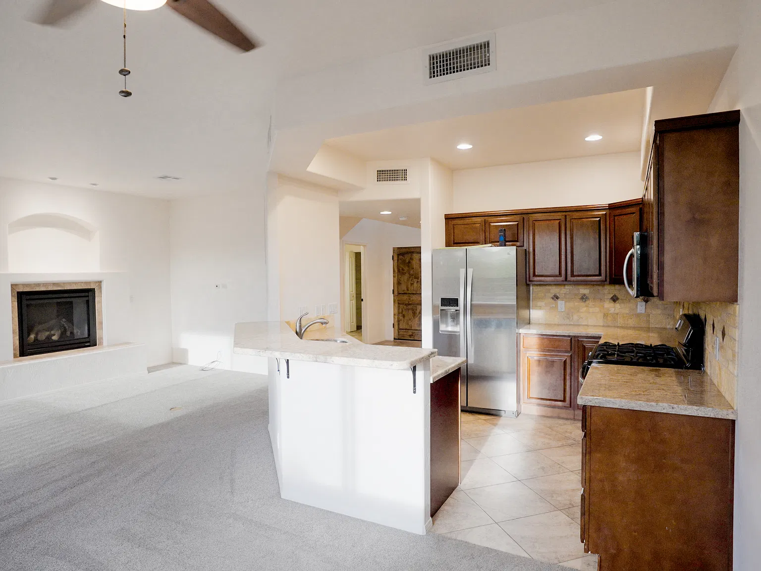 3 bed, 2017 sqft, $4,088 — Photo 4