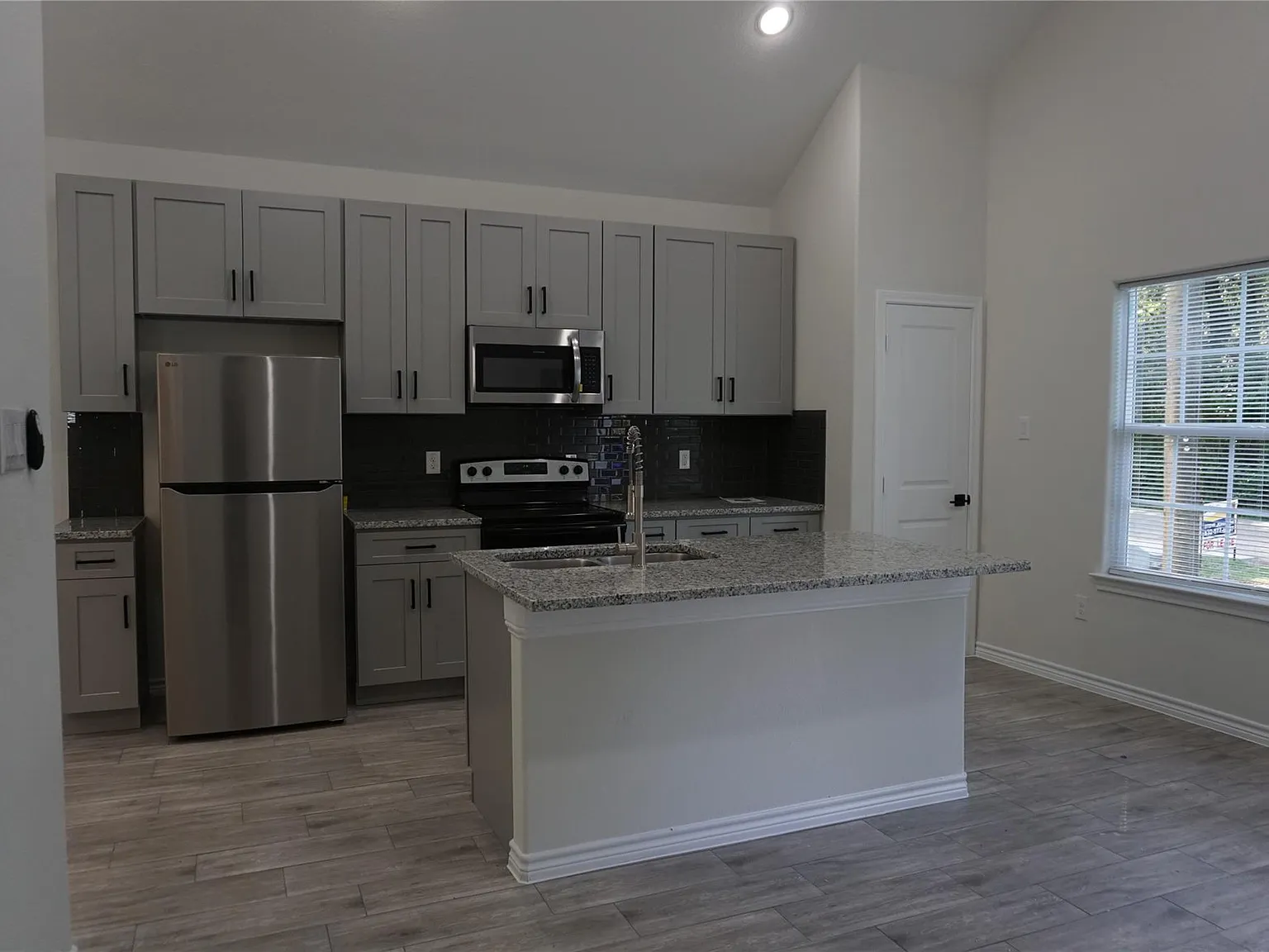 3 bed, 2.0 bath, 1000 sqft, $1,375 — Photo 4