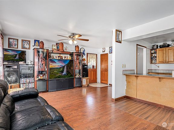 5th image of 1821 E Sherman Street