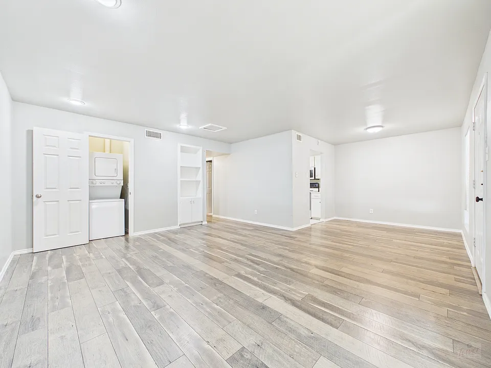 2401 Leon St #104