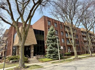 5200 Oakton St APT 105, Skokie, IL 60077