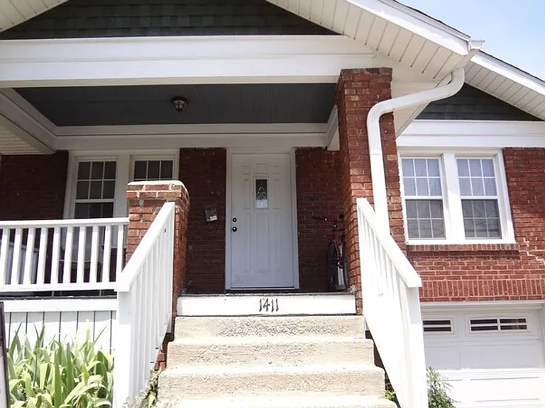 1411 E Walnut St — Photo 2