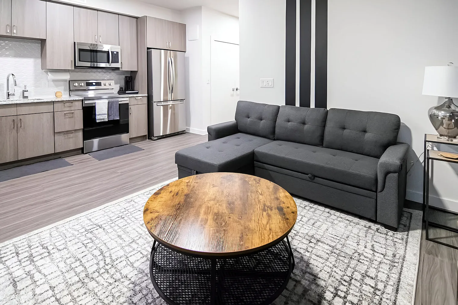 1 bed, 1.0 bath, 688 sqft, $1,813 — Photo 3