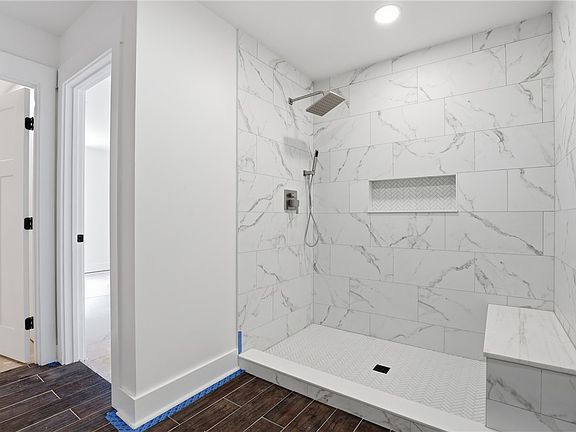 4th image of 356 Thompson St