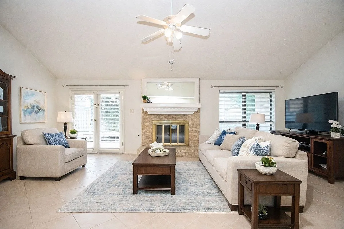 4 bed, 2.0 bath, 1729 sqft, $1,800 — Photo 2
