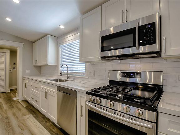 5th image of 2052 Gold St #120