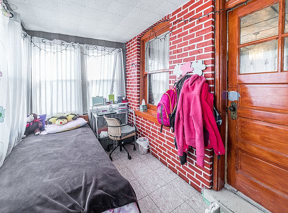 4th image of 5030 W Henderson St