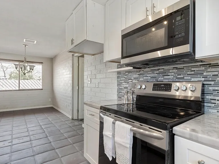 1224 N Palm Ln — Photo 8