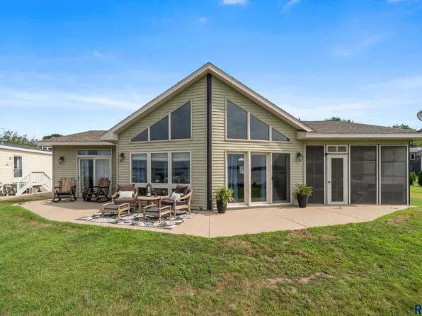 188 N Lake Dr, Castlewood, SD 57223
