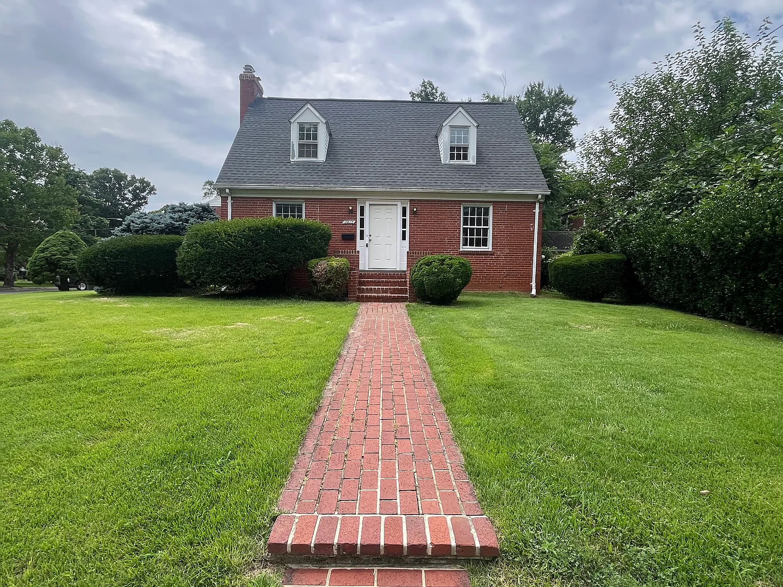 6 bed, 1212 sqft, $5,550 — Photo 1