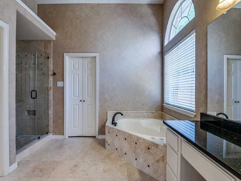 6428 Glenhollow Dr — Photo 21