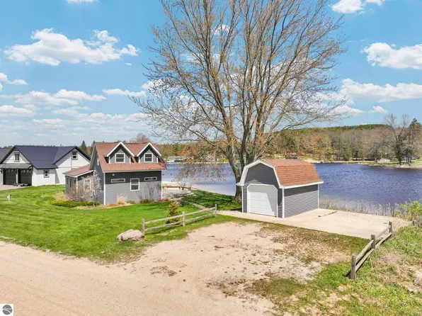 9351 E 50th Rd, Cadillac, MI 49601