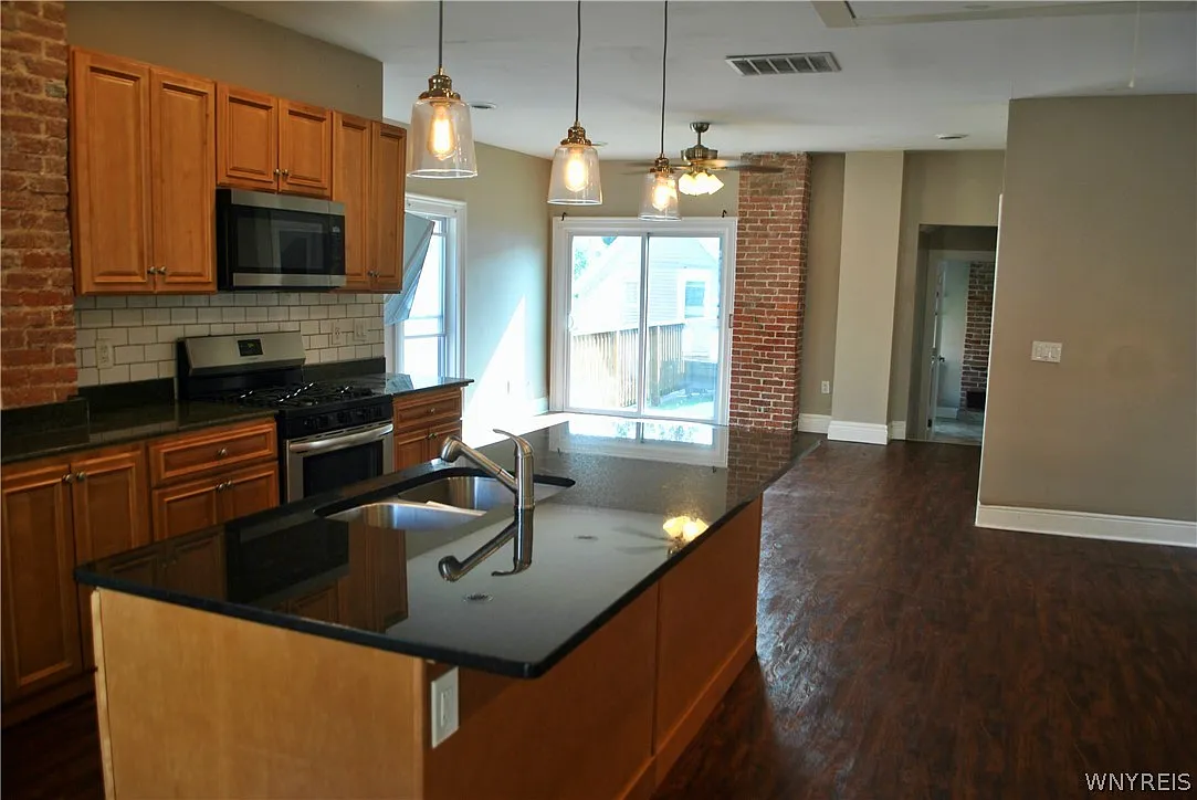 3 bed, 1.0 bath, 1500 sqft, $2,000 — Photo 3