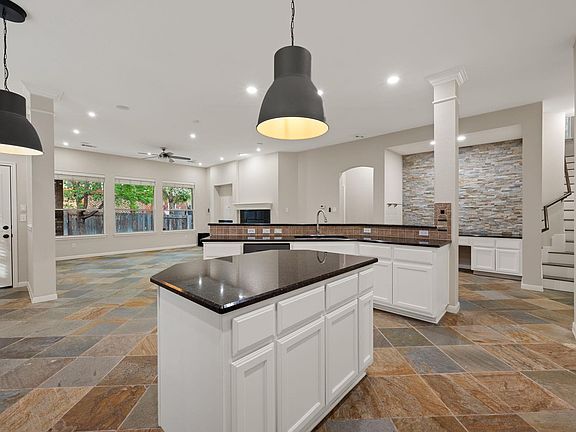3rd image of 1008 Walsh Hill Trl