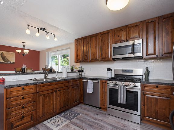 5th image of 30 Alderwood St
