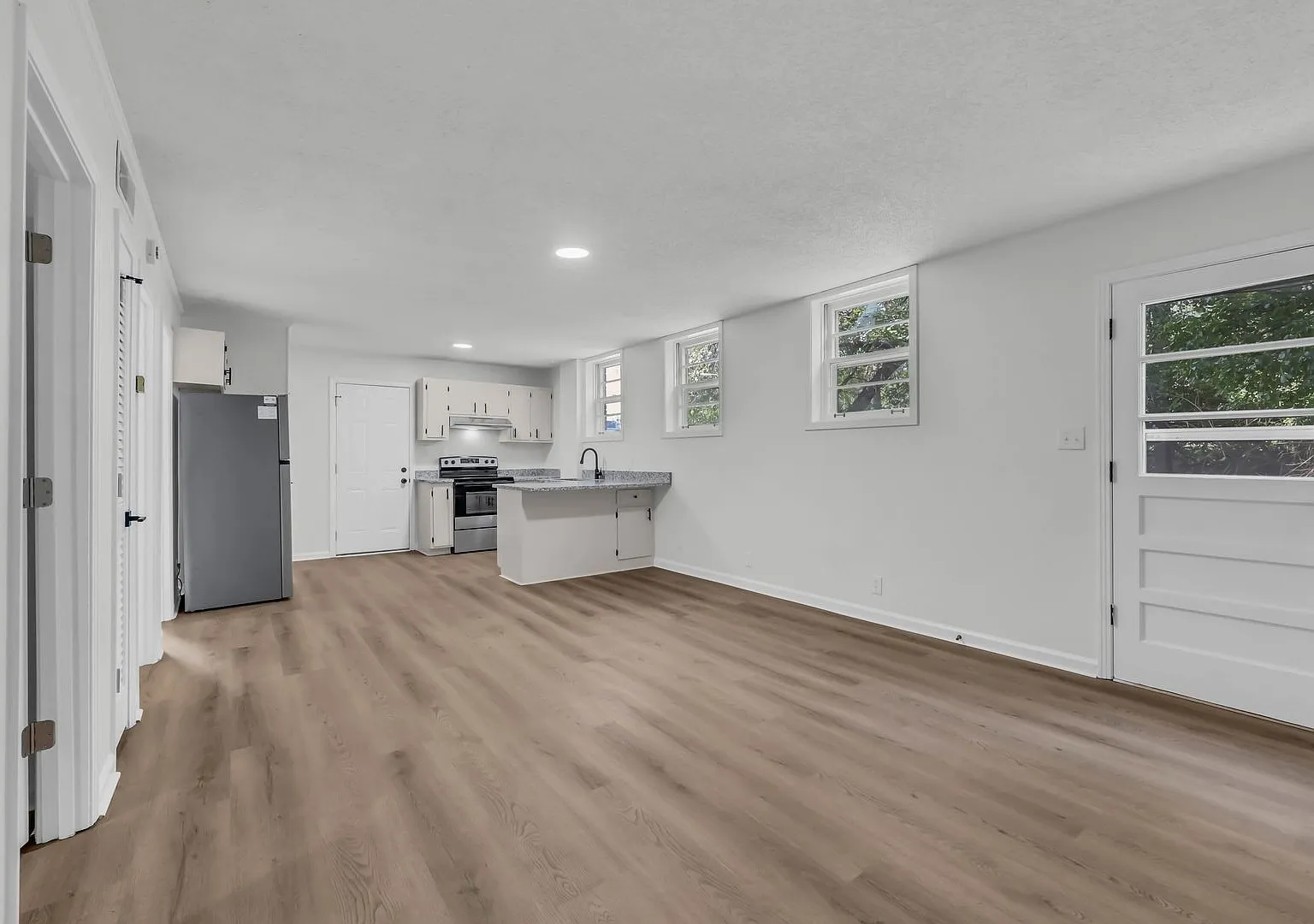 2 bed, 1.0 bath, 900 sqft, $825 — Photo 2