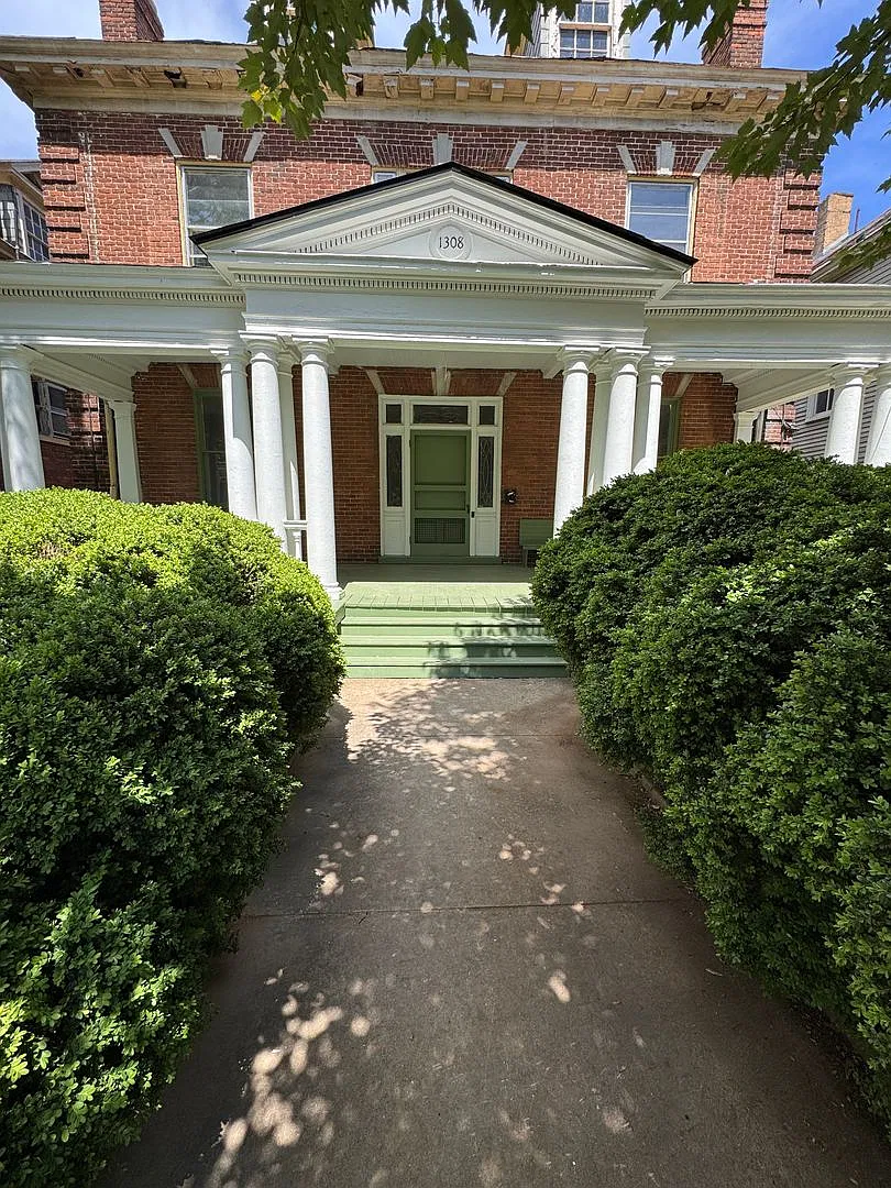 Clay St Apartments — Photo 1