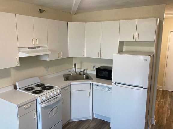4th image of 224 E Garden St APT 334