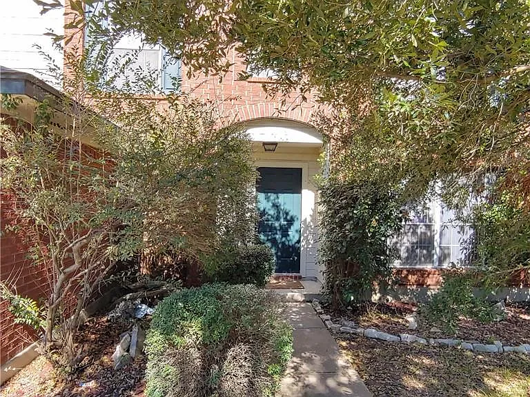 1101 Wood Creek Dr — Photo 2