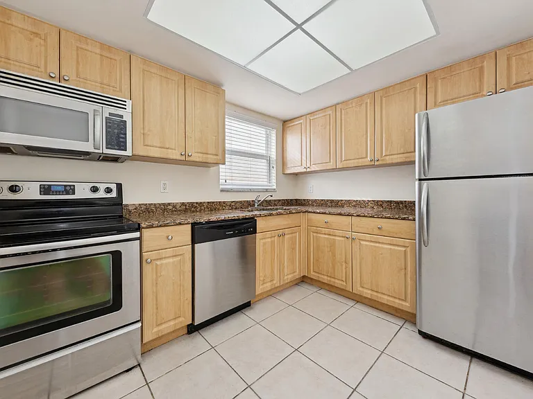 1000 NE 9th Ave #1 — Photo 5