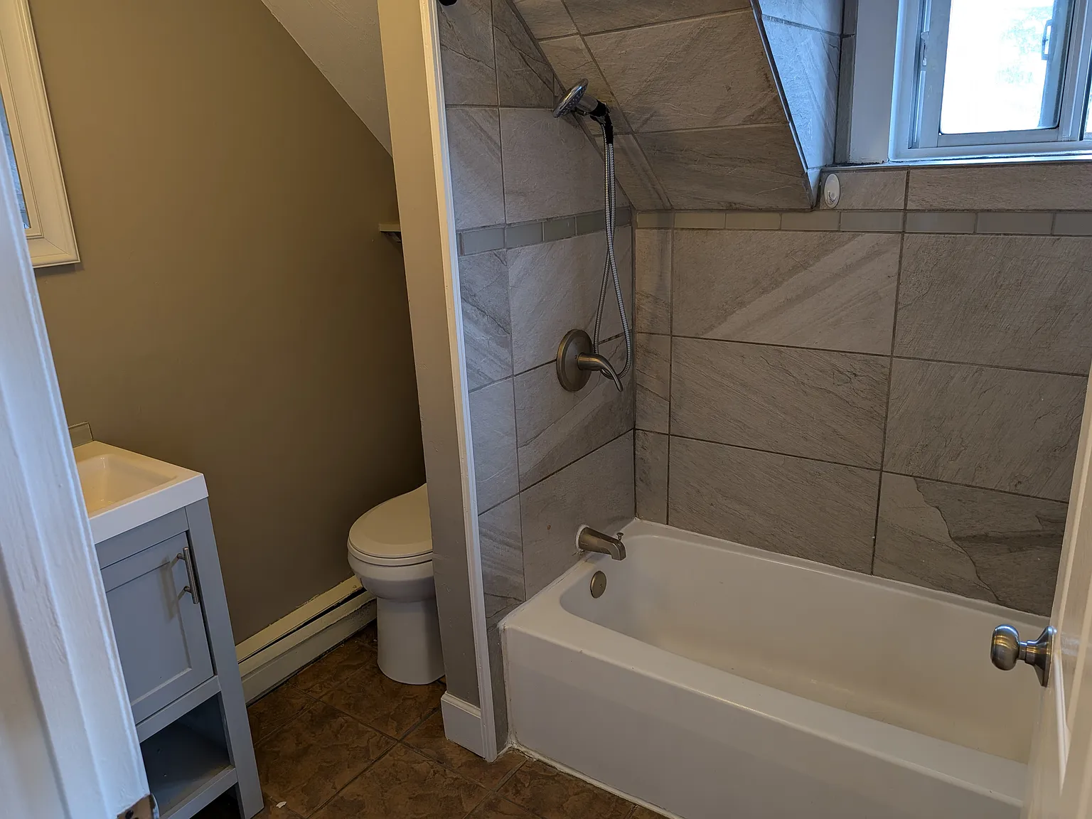 3 bed, 1000 sqft, $2,400 — Photo 4