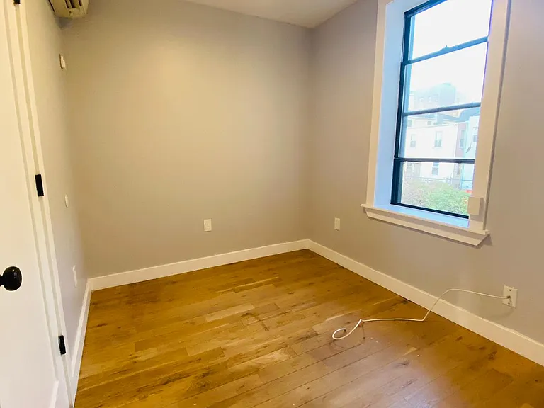 84 Romaine Ave #10 — Photo 7