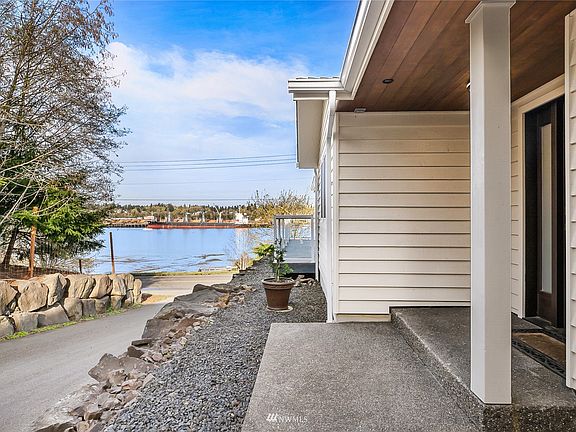 4th image of 909 West Bay Drive NW