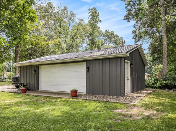 58301 Oakwood Dr, Three Rivers, MI 49093
